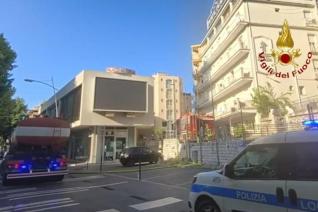 Intervento dei vigili del fuoco a Gabicce Mare per l'incendio in un hotel sulla circonvallazione