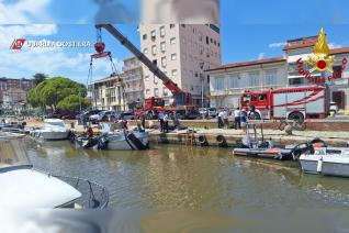 Intervento Vigili del fuoco Guardia Costiera nel porto di Viareggio