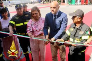 Il sottosegretario Prisco (seconda da destra nella foto) taglia il nastro d'inaugurazione dei nuovi moduli abitativi del centro di formazione di Terni