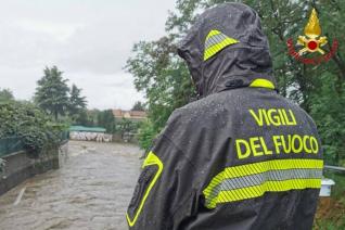 Vigili del fuoco impegnati nelle operazioni di soccorso in seguito al maltempo che ha colpito il nord Italia