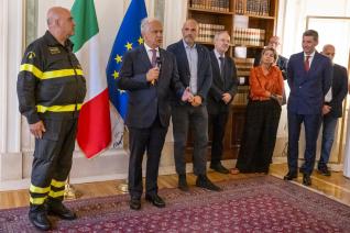 Il ministro Piantedosi riceve una rappresentanza dei vigili del fuoco intervenuti in Venezuela