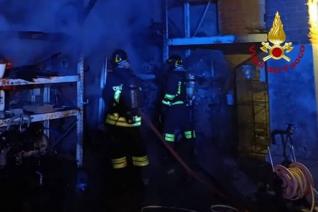Vigili del fuoco impegnati nelle spegnimento dell'incendio in una rimessa di un'abitazione a Maglione