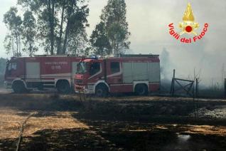 Mezzi dei vigili del fuoco impegnati nello spegnimento di un incendio di vegetazione a Borgo San Michele, Latina