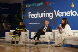 Al centro, Luca Cari, dirigente del Corpo Nazionale dei vigili del fuoco e autore del libro "Salvare vite"
