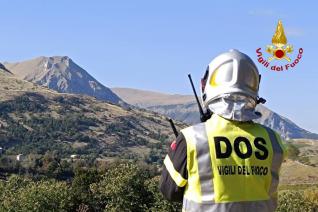 Un DOS (Direttore Operazioni di Spegnimento) dei Vigili del fuoco impegnato nel coordinamento delle attività antincendio in area montuosa
