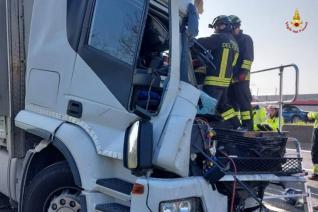 Intervento dei vigili del fuoco sulla motrie di uno dei tir rimasti coinvolti nel tragico incidente sulla A4 del 1 ottobre 2026