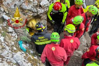 Le immagini del salvataggio ad opera dei vigili del fuoco e del soccorso alpino dello speleologo rimasto boccato dall'11 ottobre in una grotta del territorio di Urzulei, in provincia di Nuoro
