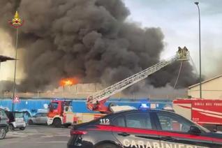 L'intervento dei vigili del fuoco per l'incendio scoppiato in un capannone industriale a Napoli il 16 ottobre 2026