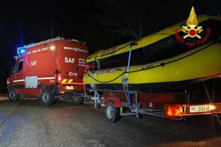 Furgone SAF (Speleo Alpino Fluviale) e un carrello con gommoni di soccorso dei Vigili del Fuoco, impiegati a Rauscedo per il salvataggio di tre persone rimaste bloccate su un isolotto nel torrente Meduna