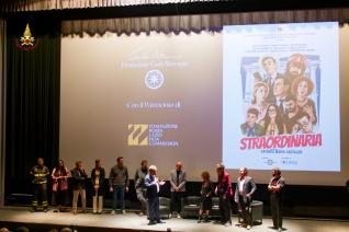 Sul palco del cinema Adriano di Roma, il regista Castaldo e il cast di Straordinaria, il corto dei Vigili del fuoco per la cultura della sicurezza