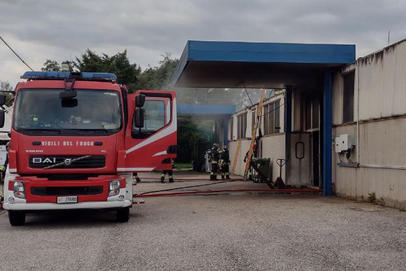 Incendido capannone industriale