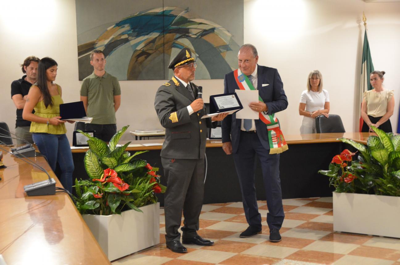 in occasione del devastante evento atmosferico con grandine di eccezionale entità che ha colpito il medio Friuli il 24 luglio 2023,  la città di Mortegliano nella persona del Sindaco, Roberto Zuliani, e dell'intero Consiglio Comunale, conferisce ai soccorritori volontari ed ai Vigili del Fuoco di Udine rappresentati suo Comandante Ing. Giorgio Basile, la cittadinanza onoraria quale gesto simbolico di riconoscenza ed ammirazione