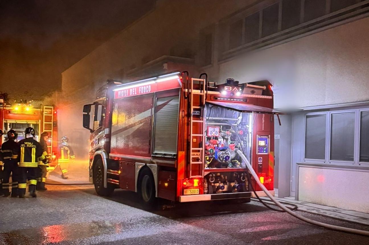 Incendio capannone industriale 