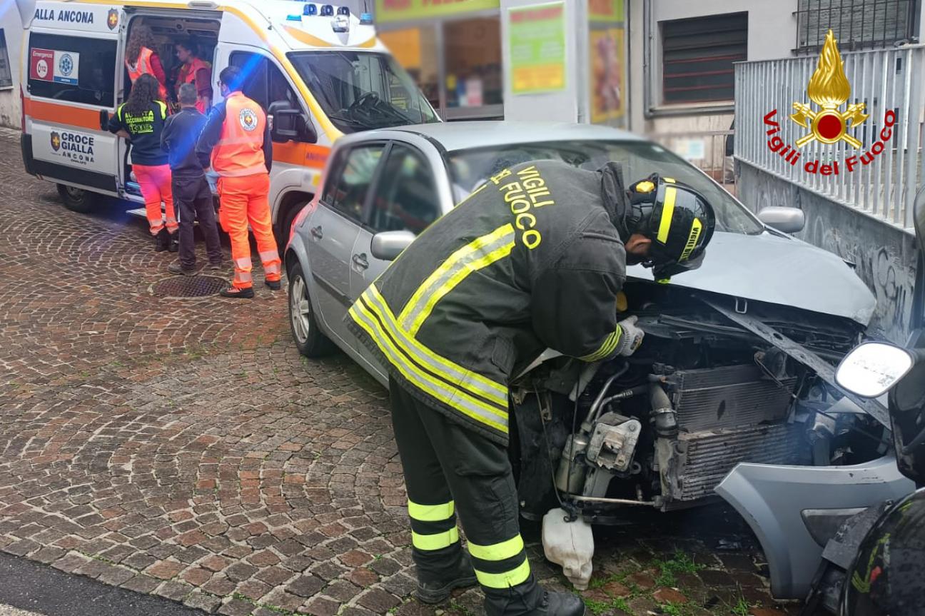 ANCONA - INCIDENTE STRADALE