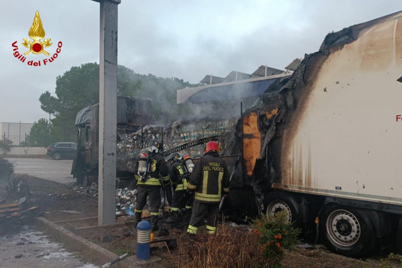Autoarticolato in fiamme