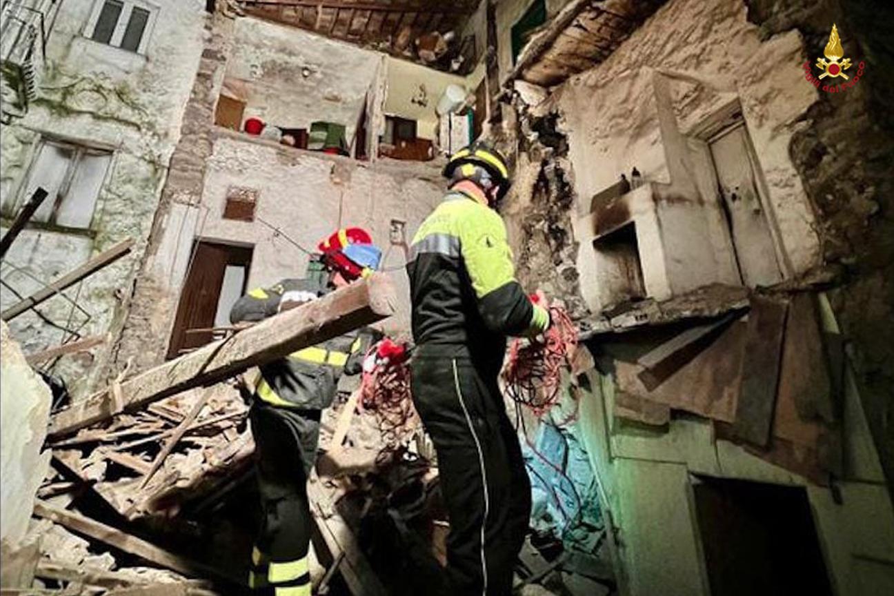 Crollo palazzina a Sessa Aurunca