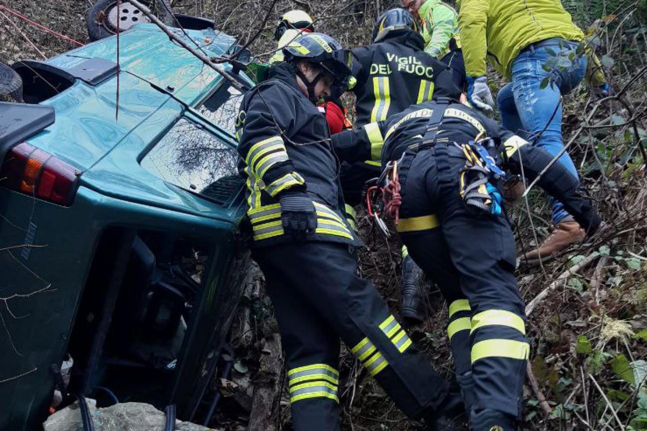 Autovettura in una scarpata