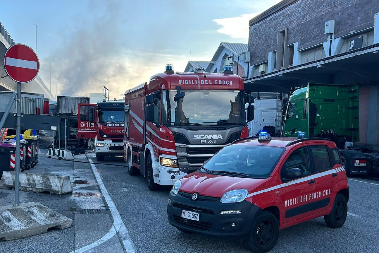 Incendio autoarticolato 