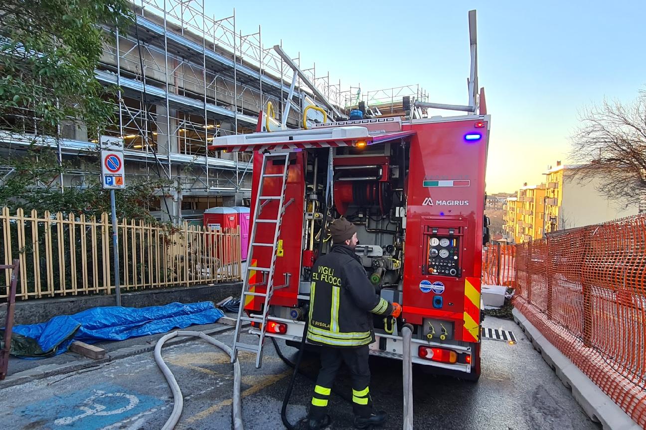 Principio incendio tetto scuola