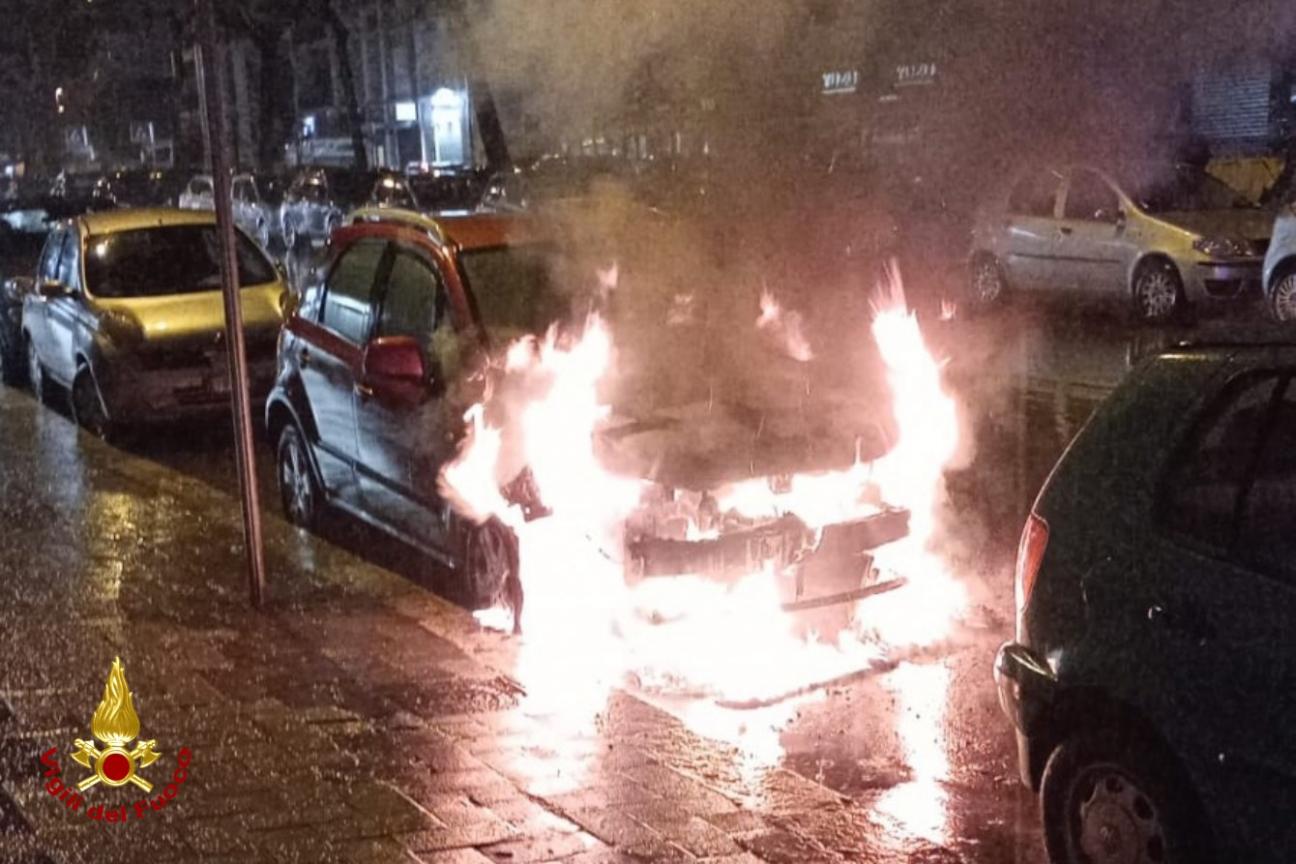 auto in fiamme