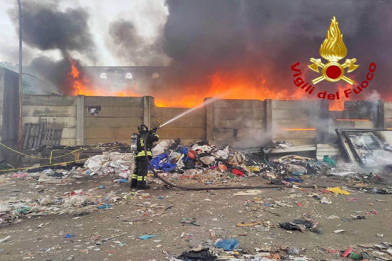 Incendio rifiuti a Catania