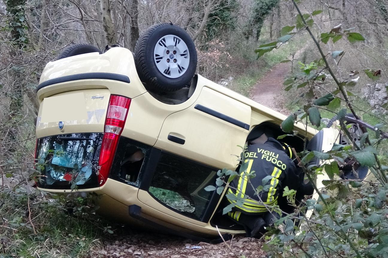 autovettura si cappotta in un sentiero carsico
