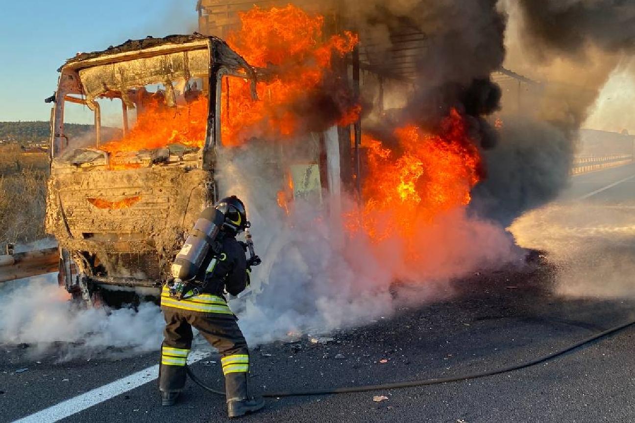 Incendio autoarticolato 