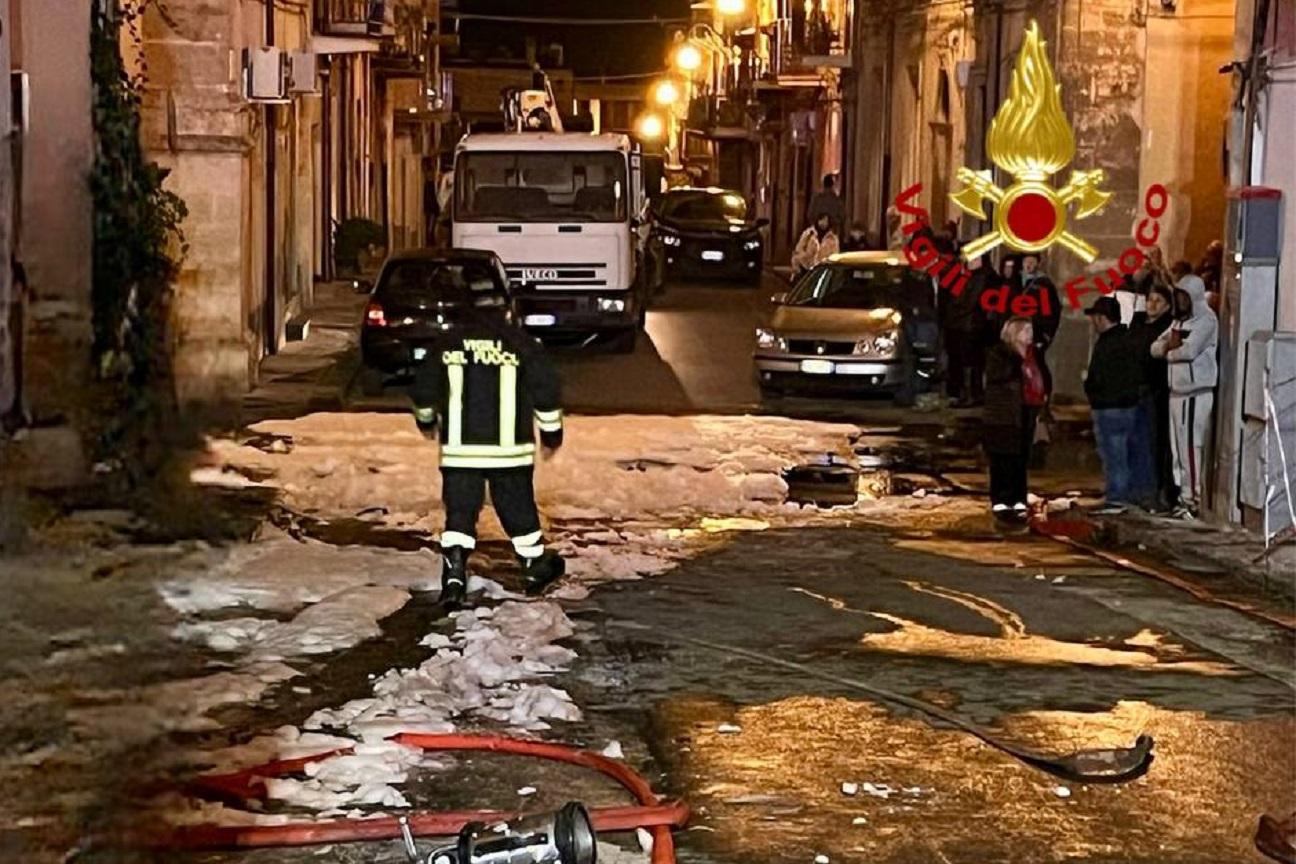 Incendio di un deposito a Grammichele CT