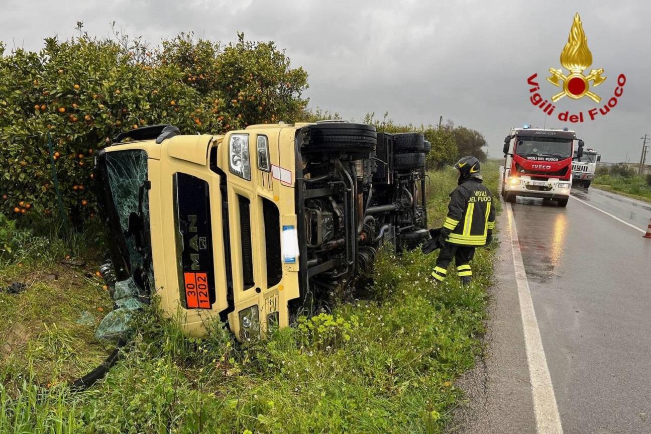 Ribaltamento autocisterna a Catania