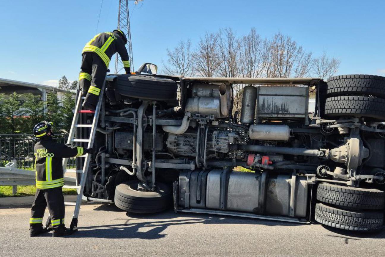 Ribaltamento cisterna trasportante bio diesel