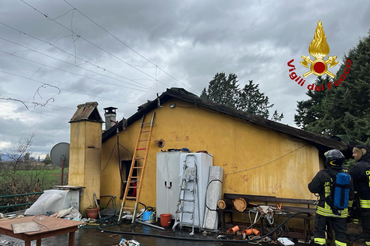 Incendio abitazione con bombole GPL all'interno