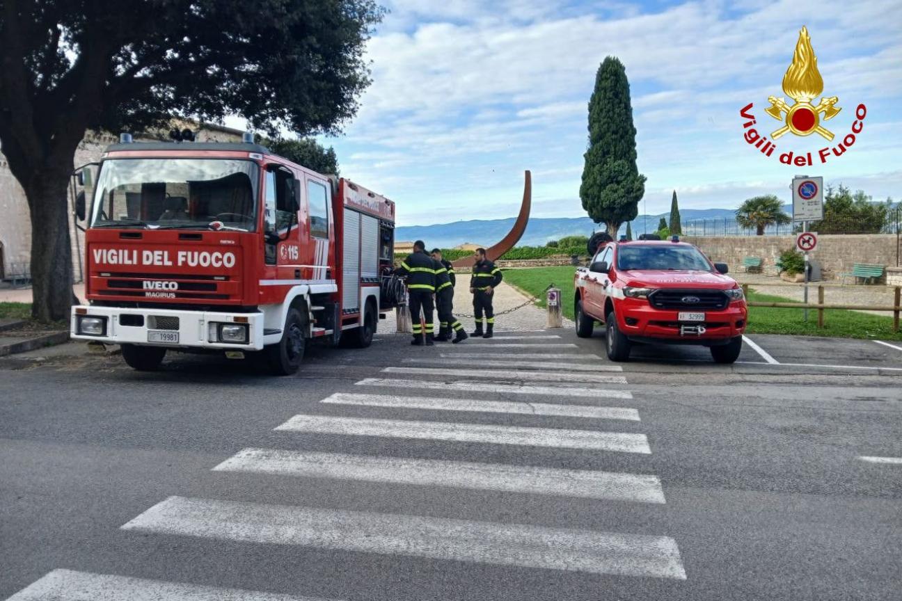 Assisi con un dispositivo di soccorso straordinario