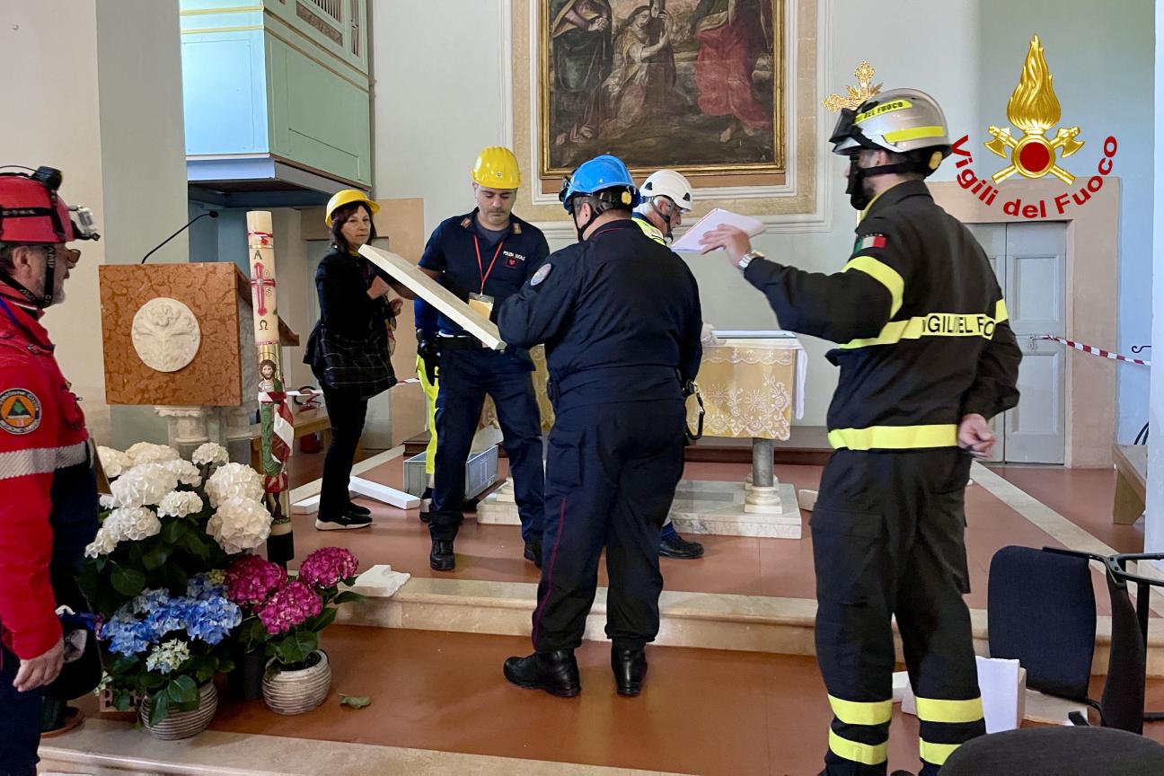 Venerdì 9 maggio si è svolta l’esercitazione conclusiva del “Corso Salvaguardia Beni Culturali Mobili in Emergenza”, che ha visto la partecipazione dei Vigili del Fuoco della Direzione Regionale Umbria, del Comando di Perugia e di Pistoia. L’iniziativa è stata organizzata dal Servizio Protezione Civile ed Emergenza della Regione Umbria, con il supporto del Dipartimento nazionale della Protezione civile e della Soprintendenza Archeologica, Belle Arti e Paesaggio dell’Umbria. L’attività addestrativa, che si è