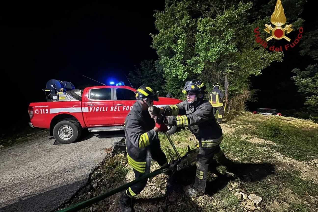 Vigili del fuoco in azione su incidente stradale