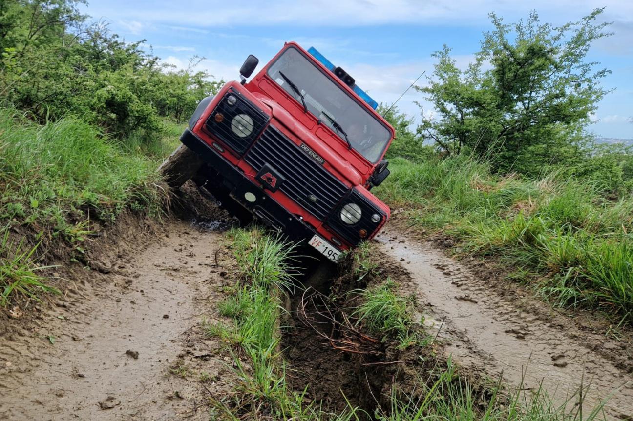Con la settimana di Guida su Terreno non preparato si è concluso il corso regionale per il conseguimento della patente ministeriale di II^ categoria organizzato dalla Direzione Regionale dei Vigili del Fuoco del Friuli Venezia Giulia. Due le sedi didattiche del corso: Udine per il personale dei Comandi VV.F. di Pordenone e Udine e Trieste per il personale dei comandi VV.F. di Gorizia e Trieste. Dopo il corso, della durata di 4 settimane sono 19 i discenti, dei 4 comandi della regione, che hanno superato tu