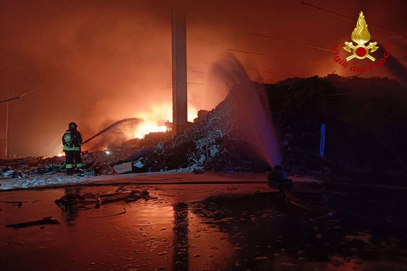 Incendio azienda rifiuti