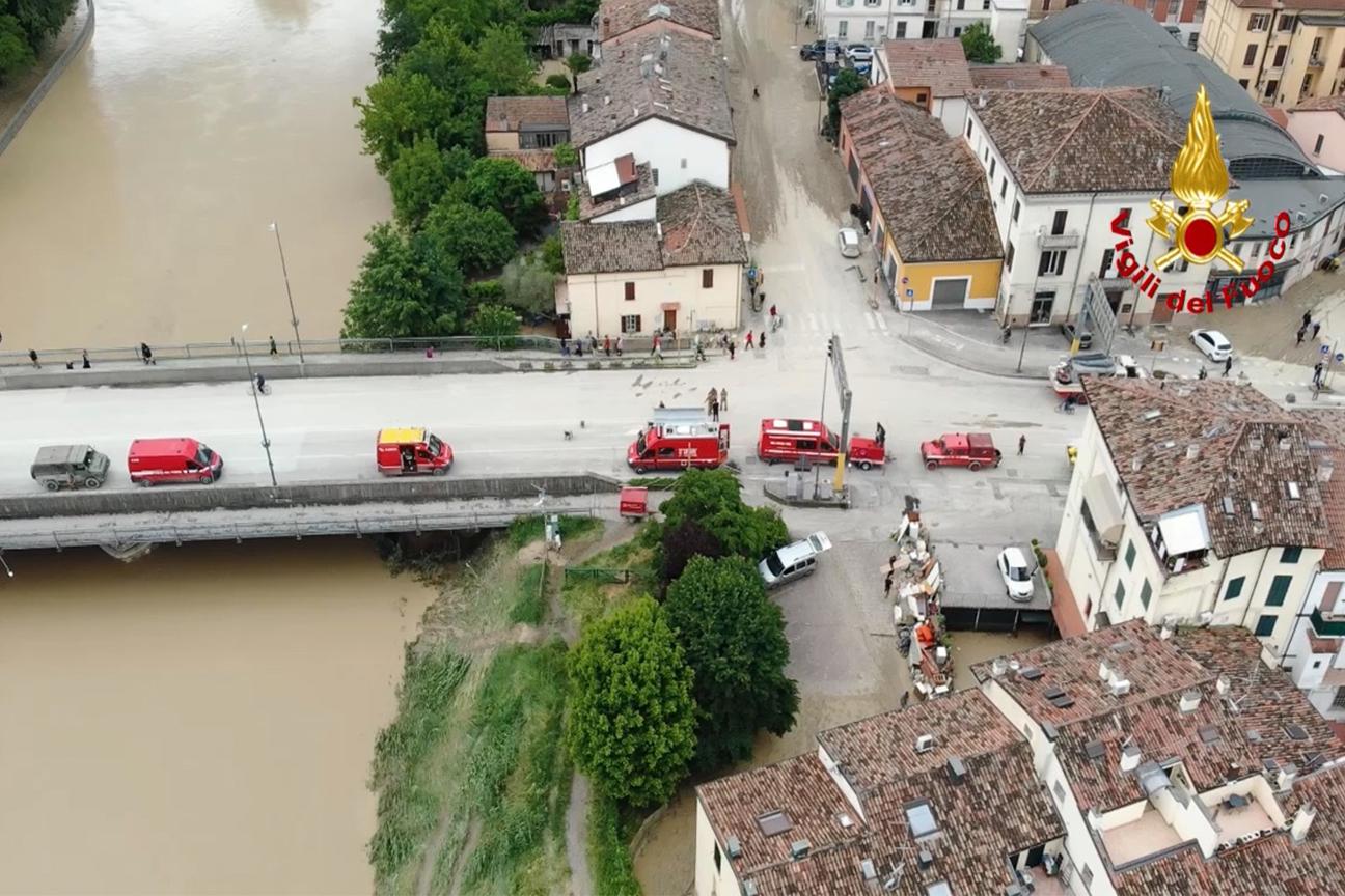 Mezzi di soccorso dei Vigili del fuoco impegnati durante l'alluvione in Veneto del 2010