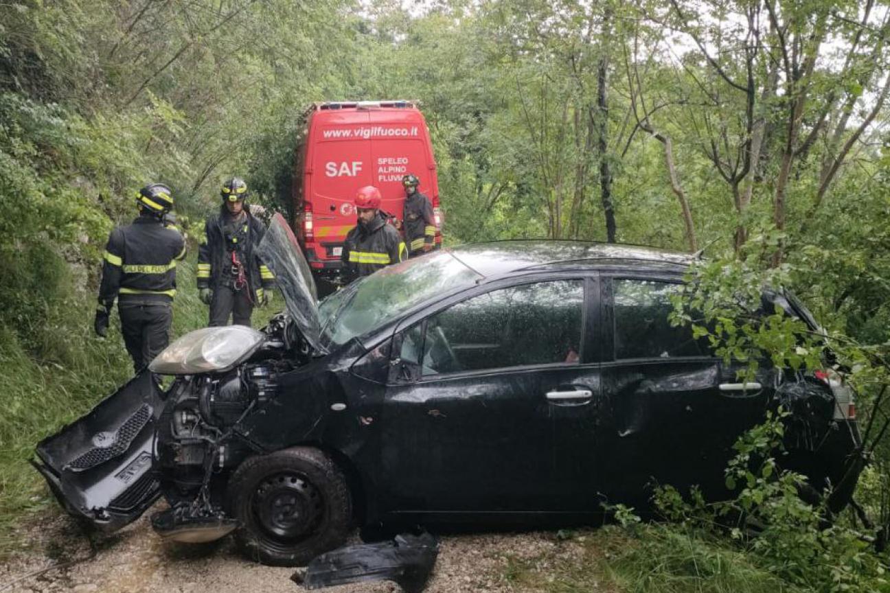 autovettura caduta in un dirupo