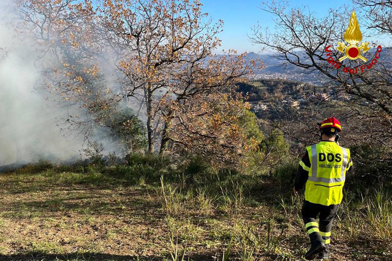 Il DOS (DIrettore delle Operazioni di Spegnimento) dei Vigili del fuoco guida i lanci dell'elicottero antincendio