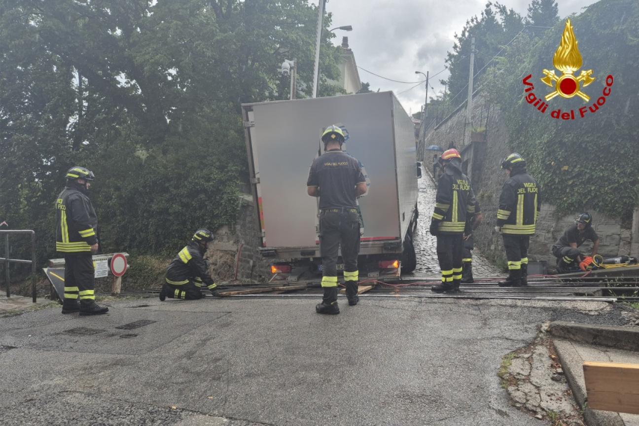 Camion bloccato sulla linea del tram