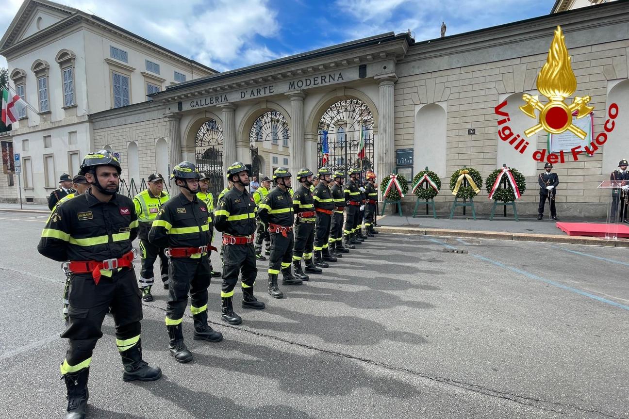 Il picchetto d'onore dei Vigili del Fuoco di Milano
