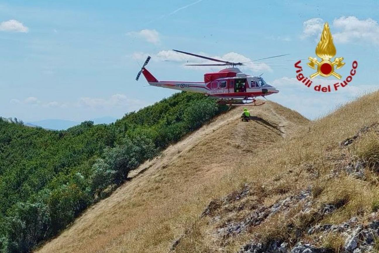 Recupero di un deltaplanista rimasto appeso sulle fronde degli alberi