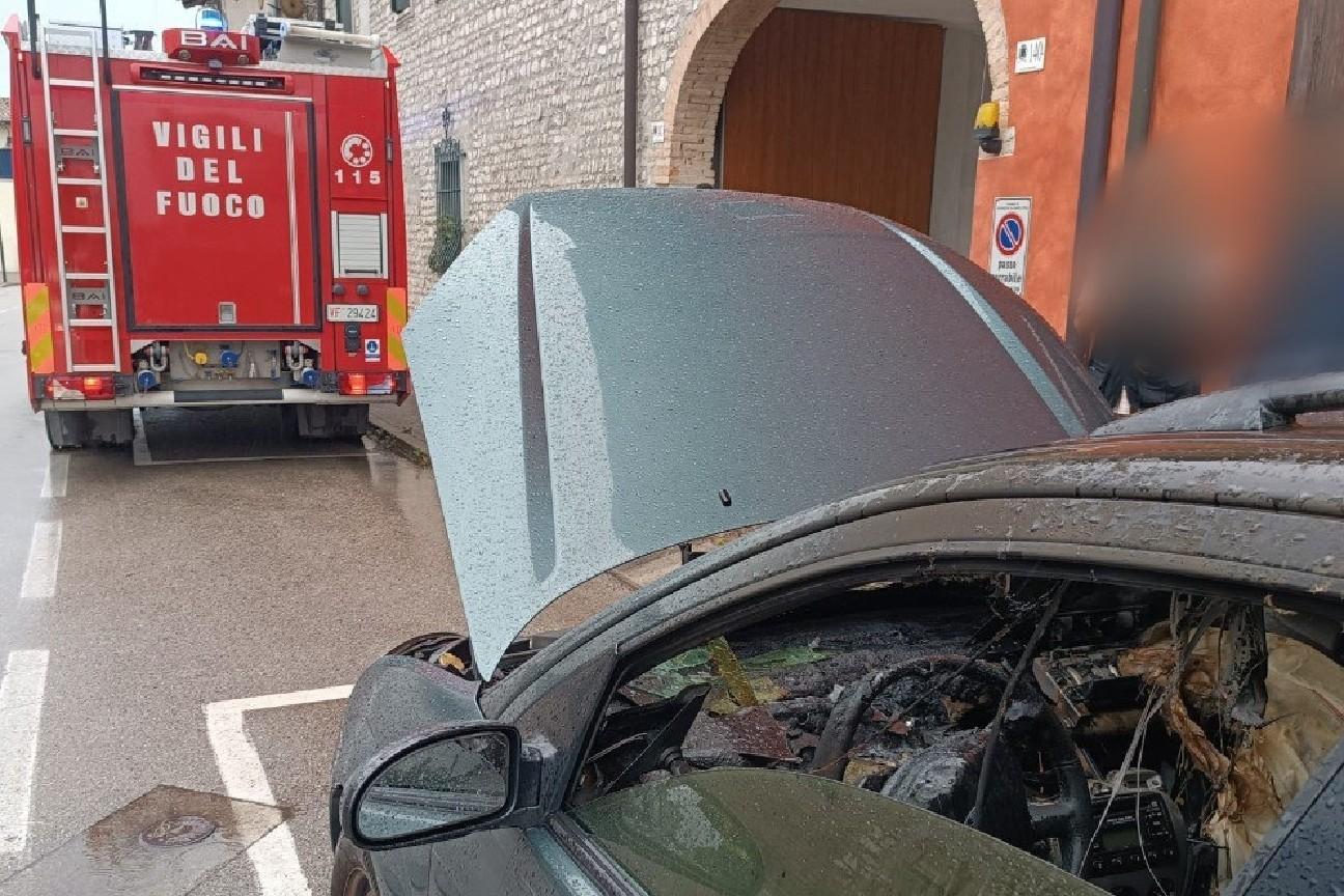 Incendio autovettura 