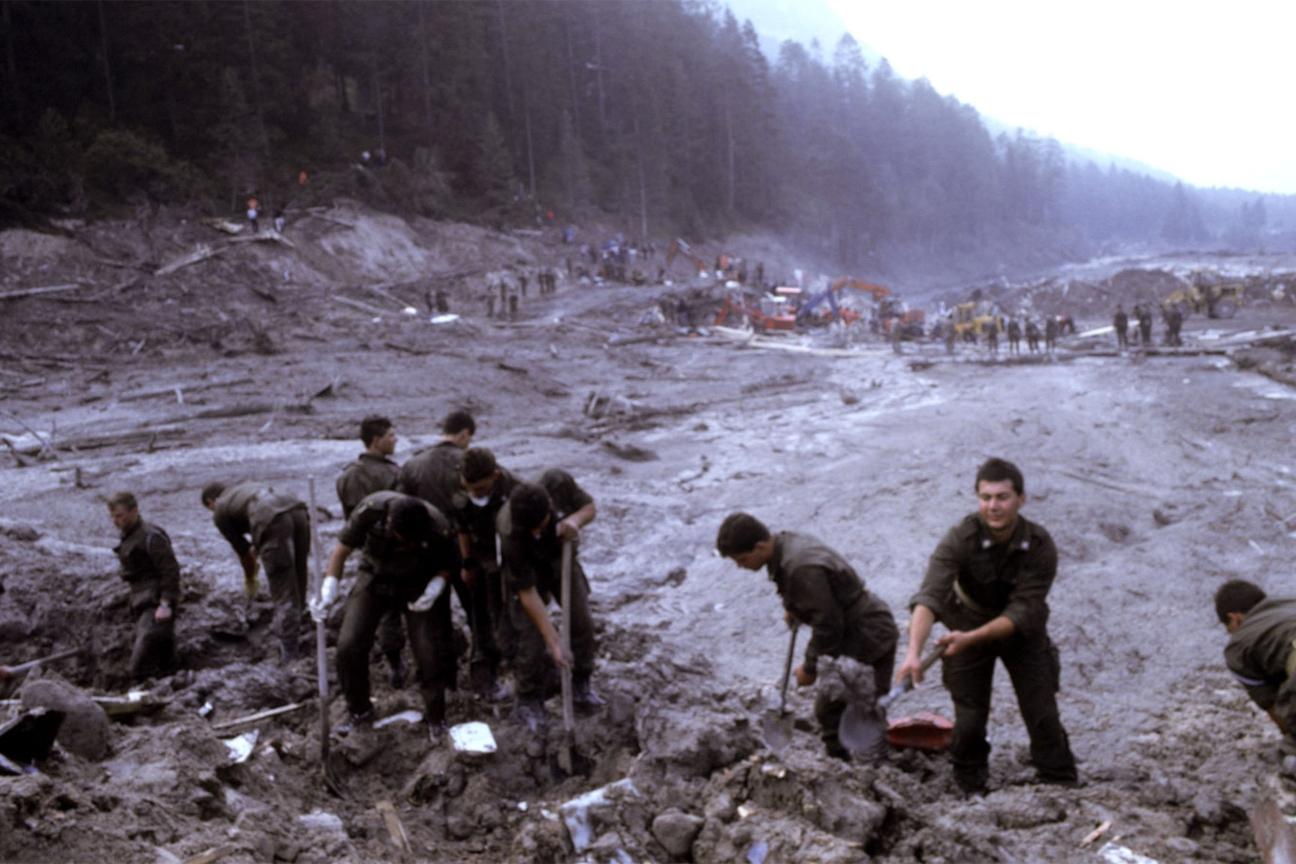 Soccorritori all'opera nel fango in Val di Stava