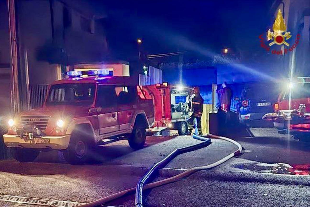Vigili del fuoco impegnati a far fronte agli allagamenti dovuti al maltempo
