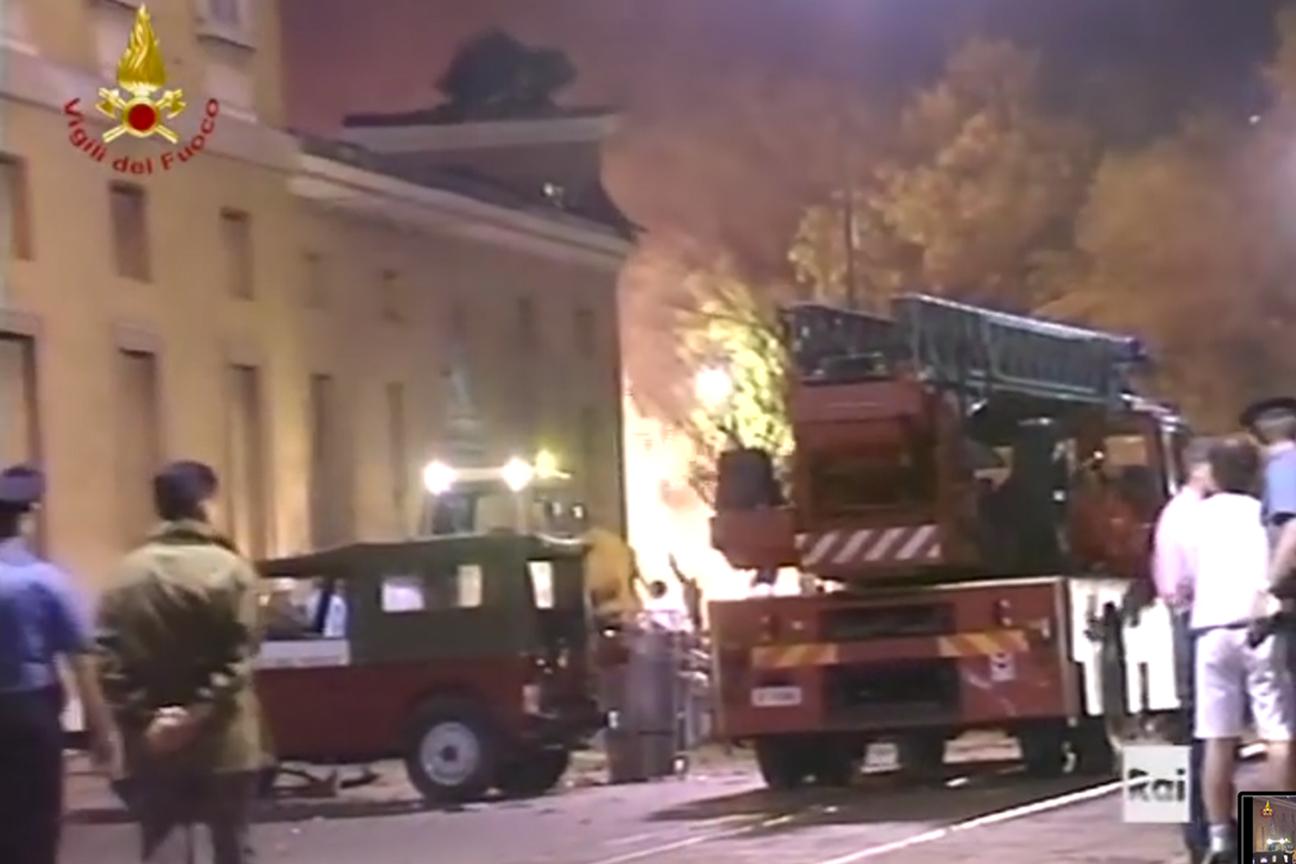 L'incendio dopo l'esplosione in via Palestro