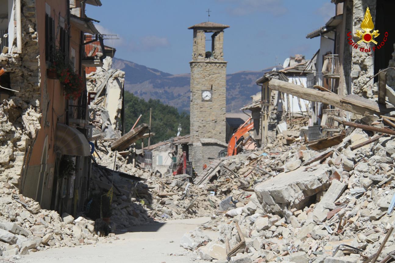 Il corso di Amatrice devastato dal terremoto