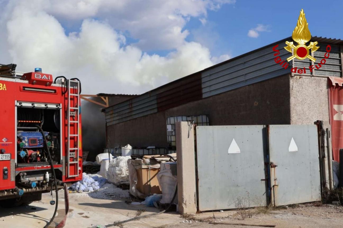 Incendio capannone prodotti chimici