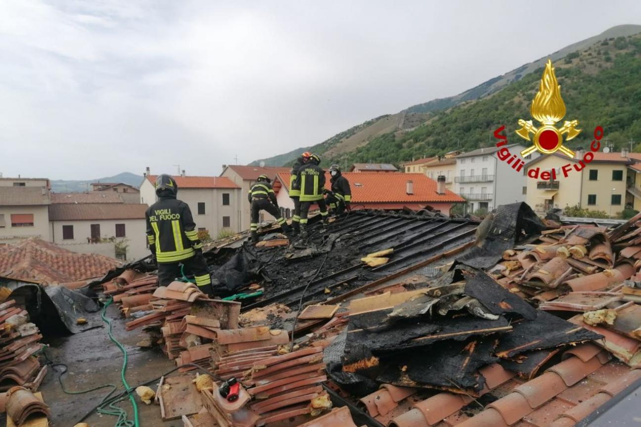 Incendio tetto a Sigillo