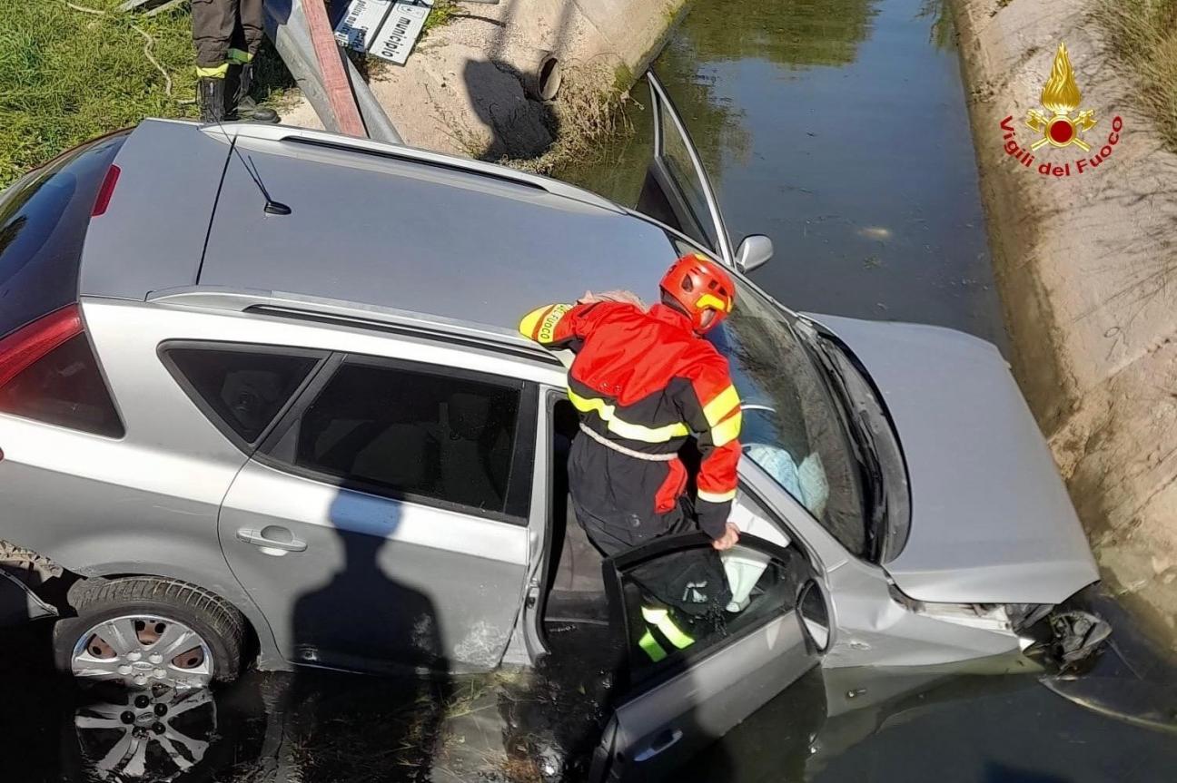 Auto nel canale di scolo